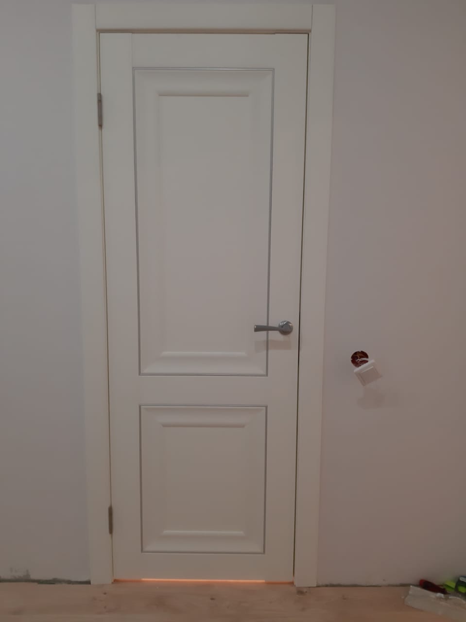 Фото установки межкомнатной двери 130