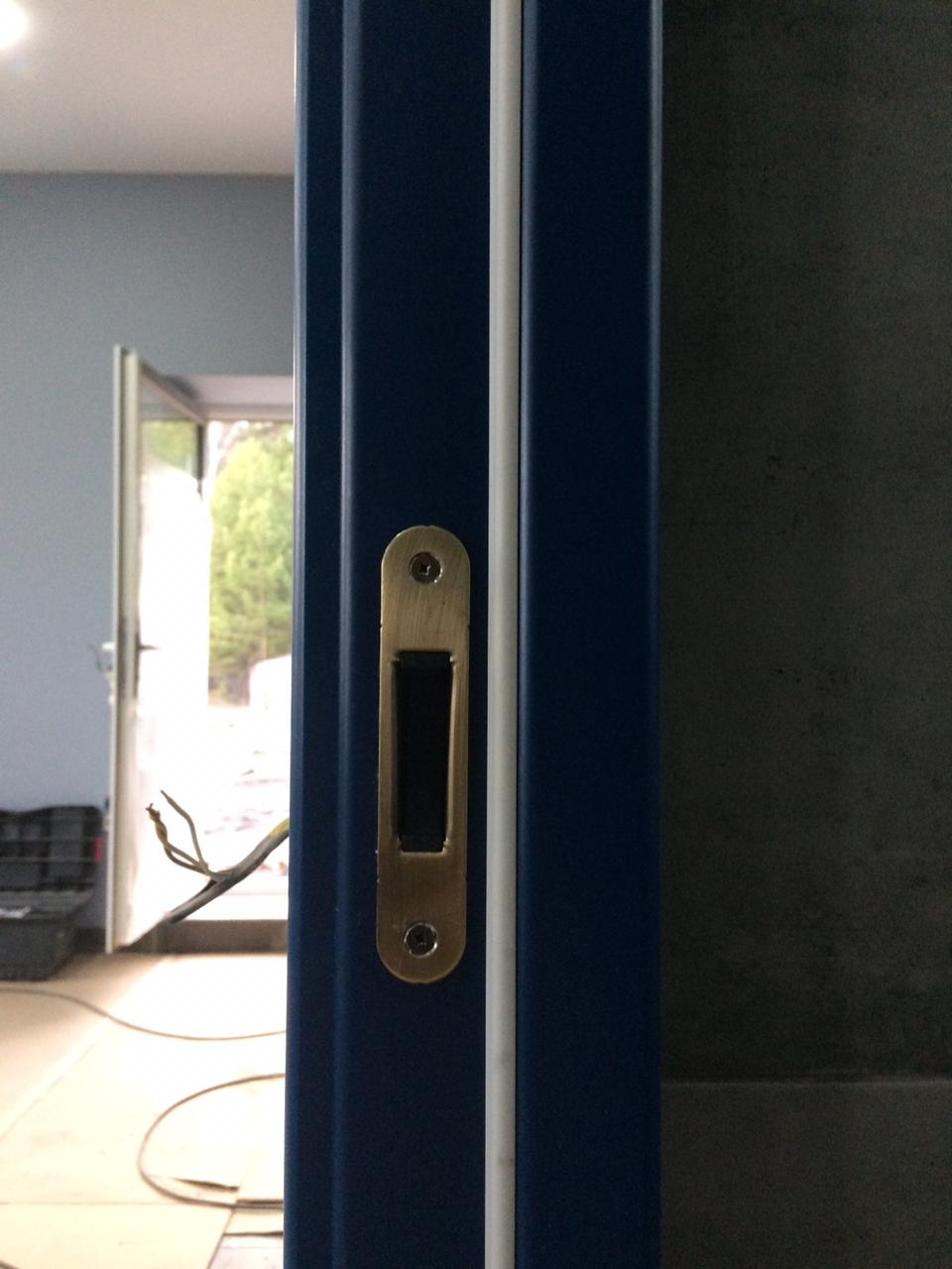 Фото установки межкомнатной двери 28